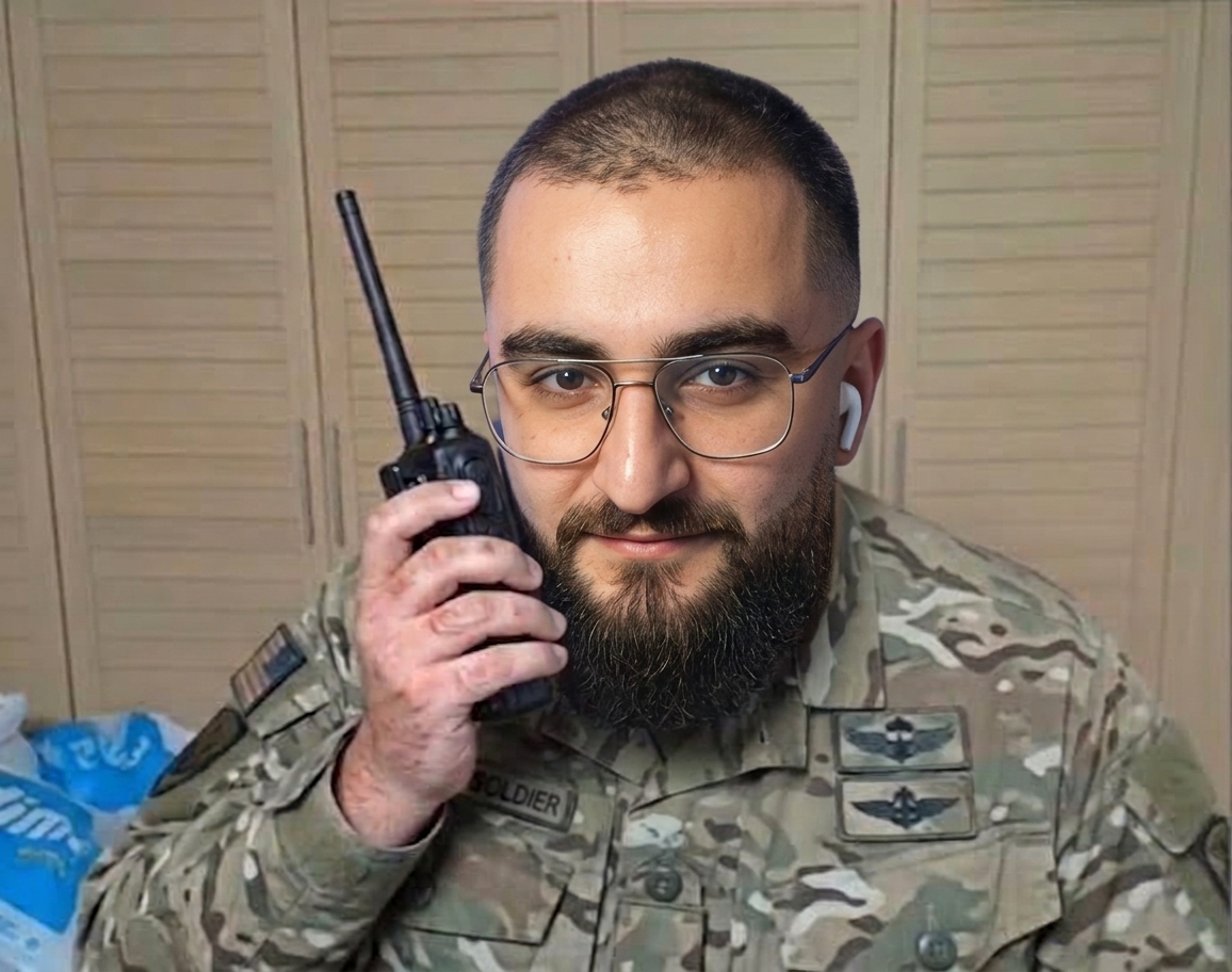 Telsizle konuşan üniformalı kişi