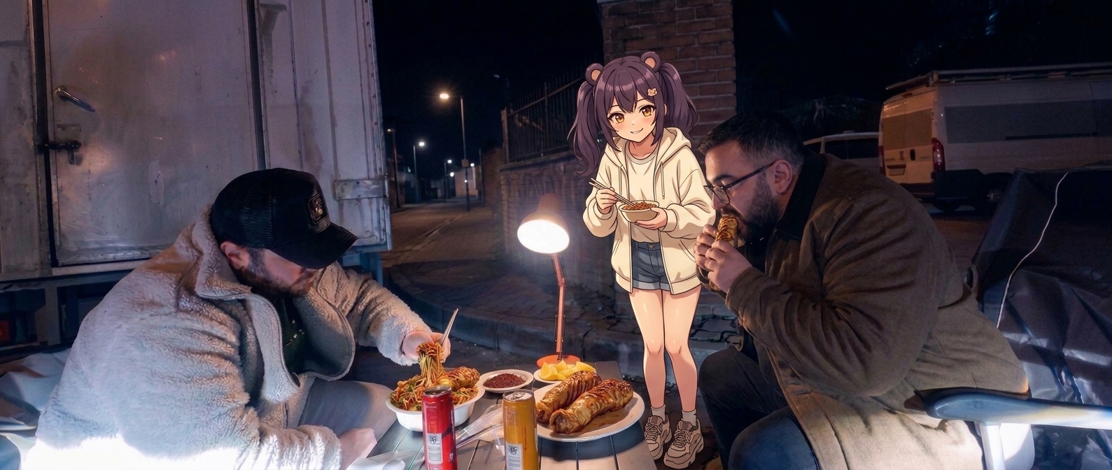 Gece sokakta masa başında yemek yiyen iki kişi ve yanlarında bir anime karakteri